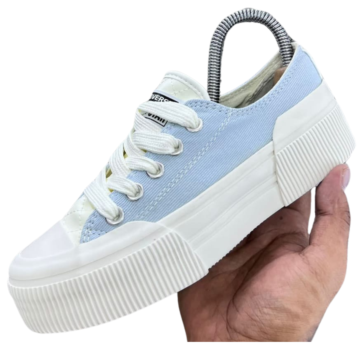 CONVERSE MUJER ALL STAR BAJAS: ¡El calzado perfecto para cualquier ocasión! ¿Estás buscando el calzado ideal para tu estilo casual y moderno? Las Converse Mujer All Star Bajas son la opción perfecta para ti. En Onlineshoppingcenterg, sabemos lo importante que es encontrar un par de zapatillas que combinen estilo, comodidad y durabilidad. Por eso, aquí te explicamos todo lo que necesitas saber antes de hacer tu compra.  ¿Por qué elegir las Converse Mujer All Star Bajas? Las Converse bajas mujer han sido un ícono en el mundo de la moda desde hace décadas. Su diseño versátil, disponible en una amplia variedad de colores y estilos, hace que se adapten a cualquier look, ya sea casual, urbano o incluso deportivo. Pero ¿qué las hace tan especiales?  Estilo y versatilidad Con las Converse bajas plataforma y las Converse caña baja mujer, tienes la opción de escoger entre diferentes alturas y materiales. Puedes optar por los modelos clásicos como las Converse negras bajas o las Converse bajas blancas si prefieres un estilo más tradicional, o subir tu look con las Converse plataforma blancas bajas para un toque más audaz.  Comodidad todo el día Si buscas algo que puedas usar durante todo el día sin comprometer la comodidad, las Converse plataforma bajas blancas son ideales, ya que te ofrecen un extra de altura sin perder el confort. Su diseño ligero y su suela de goma proporcionan un soporte excelente.